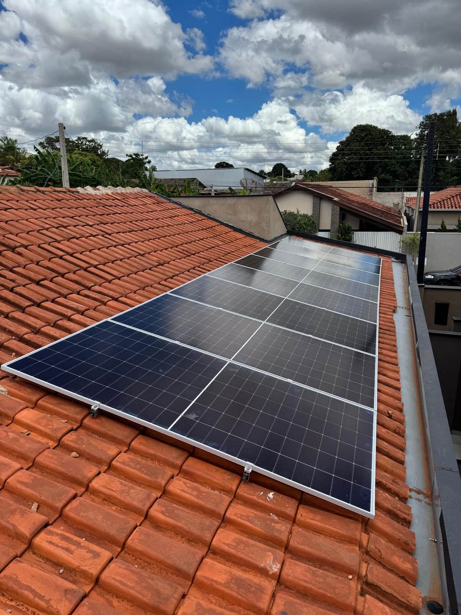 Sistema fotovoltaico recém-instalado visto de outro ângulo